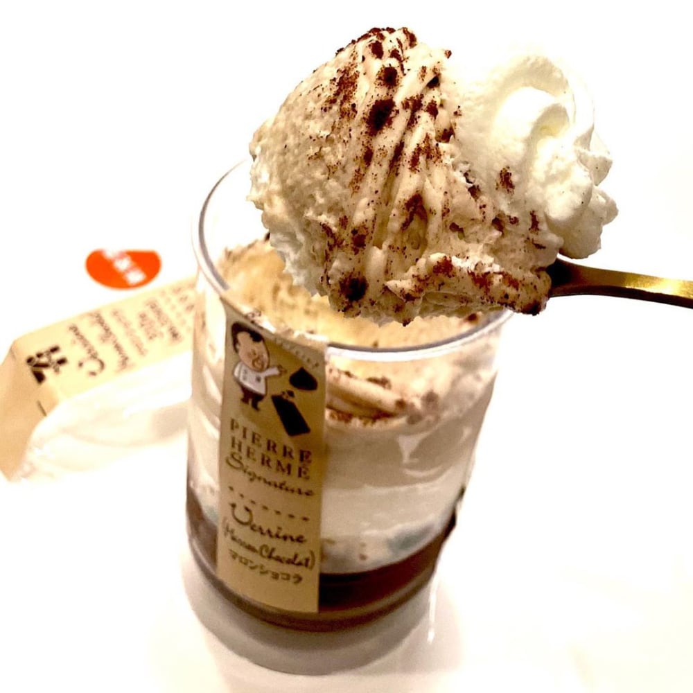 セブンイレブンスイーツのカップケーキマロンショコラをスプーンですくっている写真