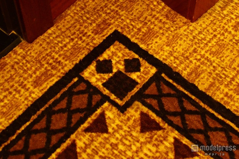 廊下の絨毯にも隠れミッキー