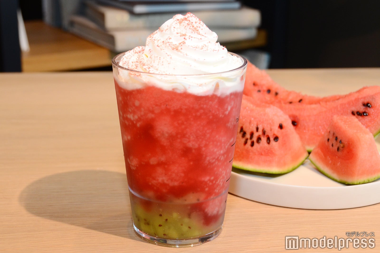 まるでスイカをクラッシュしたかのような果肉感のある見た目／GABURI スイカ フラペチーノ（C）モデルプレス