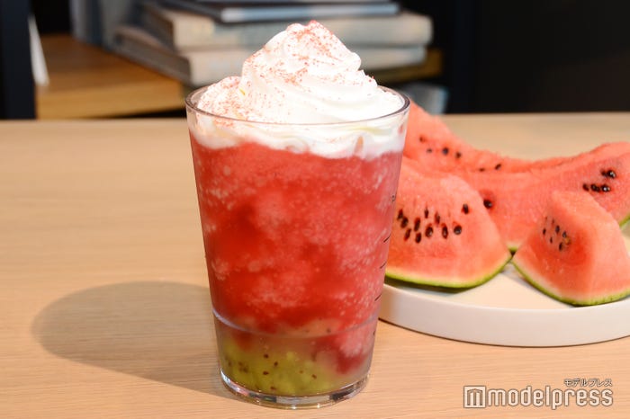 まるでスイカをクラッシュしたかのような果肉感のある見た目/GABURI スイカ フラペチーノ(C)モデルプレス