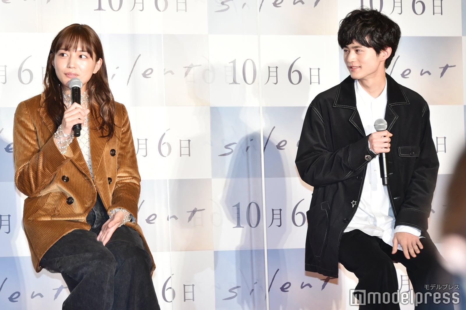 川口春奈、鈴鹿央士（C）モデルプレス