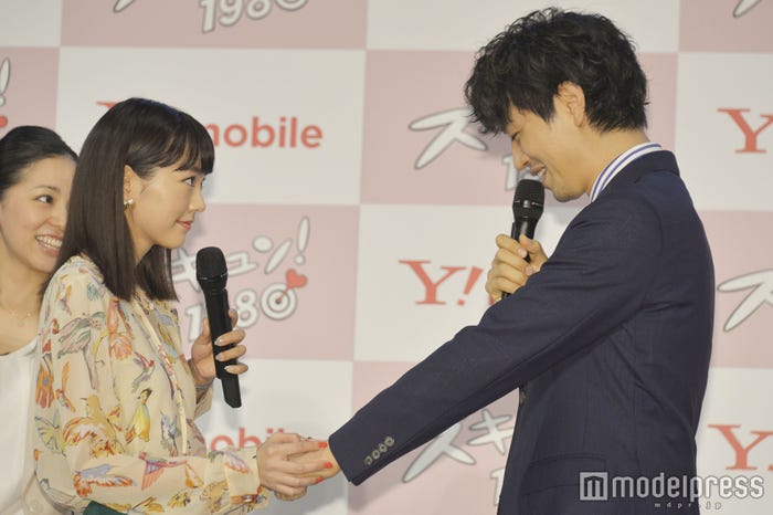 斎藤工の手を握る桐谷美玲 (C)モデルプレス