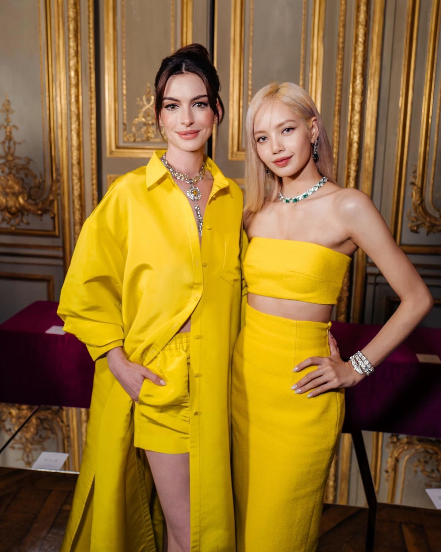 BLACKPINKリサ、アン・ハサウェイらとの豪華ショットが話題 美ウエスト大胆披露