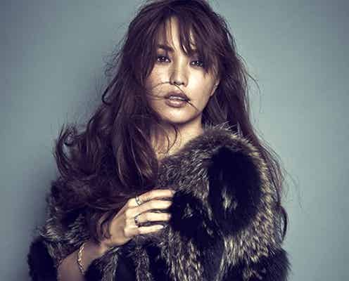 蛯原友里、笑顔封印で魅せる“大人の色香” 「カルティエ」最高峰ジュエリーをまとう