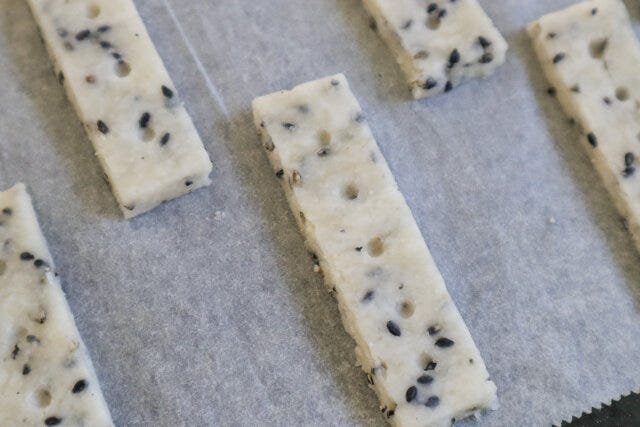 箸でくぼみをつけ、170℃15分焼く。