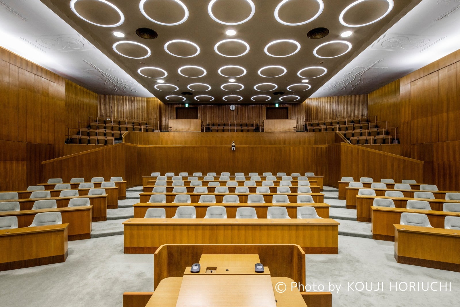 旧市会棟本会議場の緑色の議員席（提供写真）