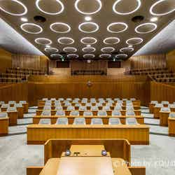 旧市会棟本会議場の緑色の議員席(提供写真)