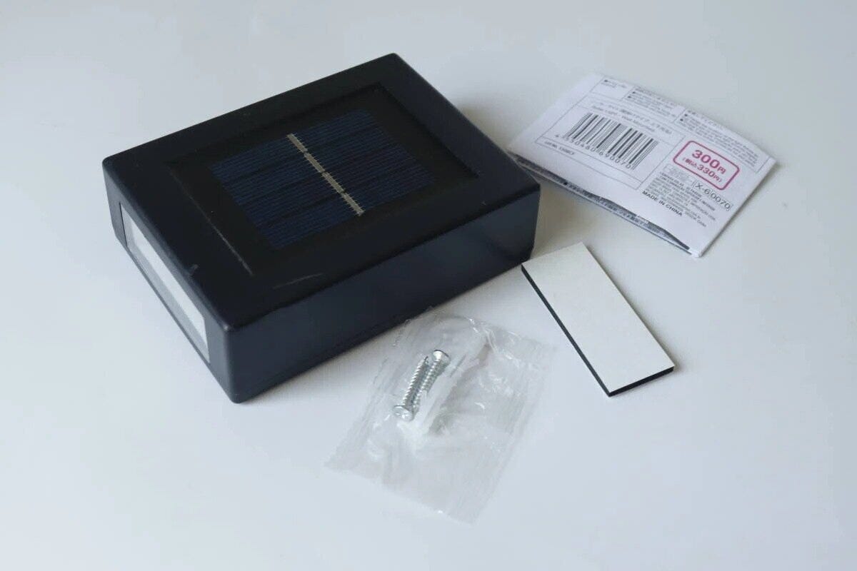 黒いソーラーライト本体と取り付け用のネジ、粘着テープ 黒いソーラーライト本体と取り付け用のネジ、粘着テープ