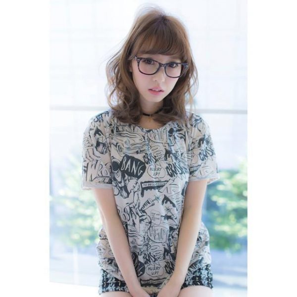 メガネが似合うセミロングの髪型特集 組み合わせでおしゃれを演出するヘアスタイル モデルプレス メガネが似合うセミロングの髪型特集 組み合わせでおしゃれを演出するヘアスタイル モデルプレス