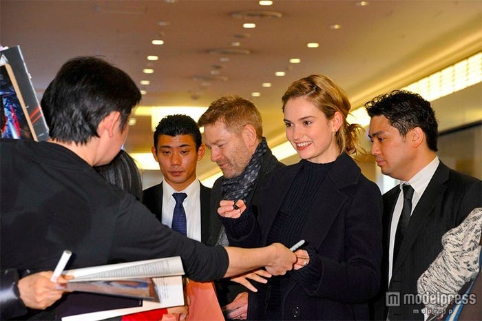 ファンのサインに応じるリリー・ジェームズとケネス・ブラナー監督