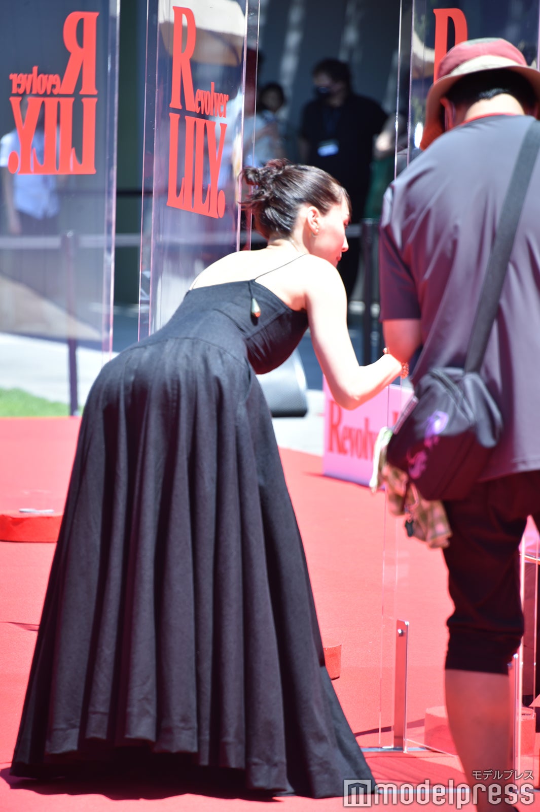 サインを書く綾瀬はるか（C）モデルプレス