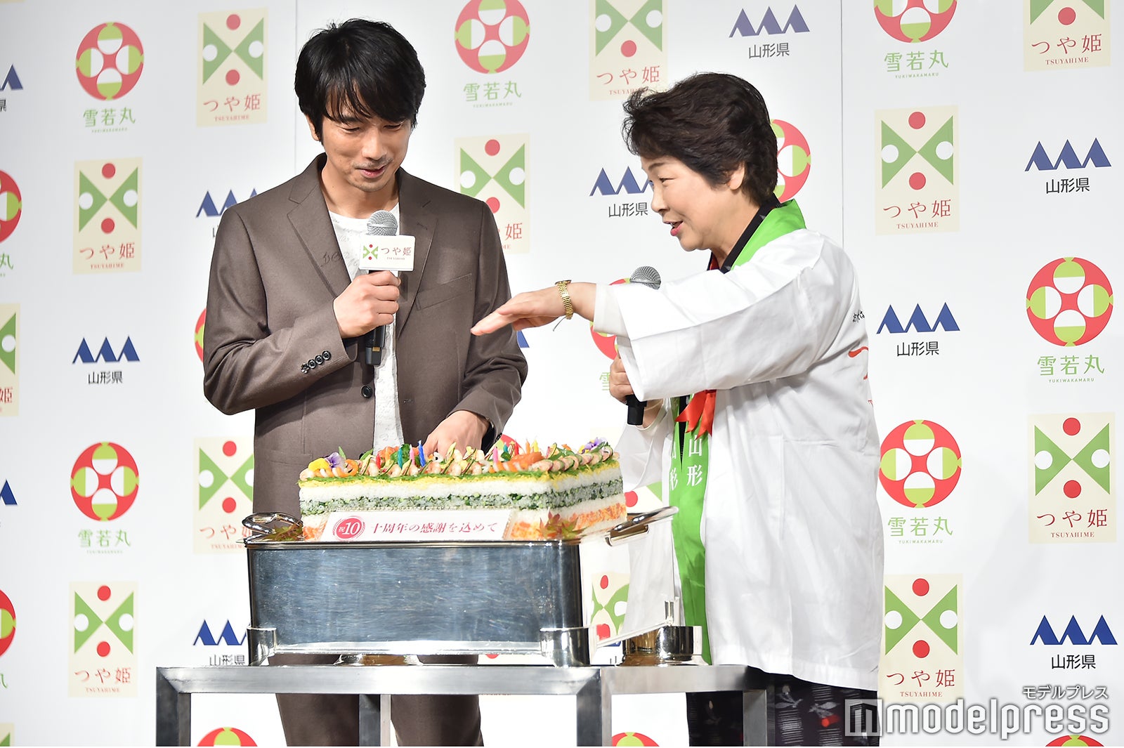 寿司ケーキに驚く眞島秀和、吉村美栄子県知事（C）モデルプレス