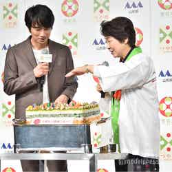 寿司ケーキに驚く眞島秀和、吉村美栄子県知事（C）モデルプレス