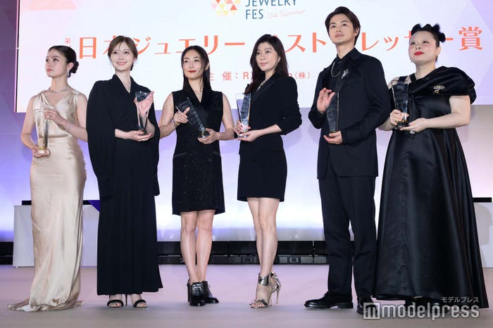 (左から)橋本環奈、白石麻衣、MEGUMI、篠原涼子、瀬戸康史、渡辺直美(C)モデルプレス