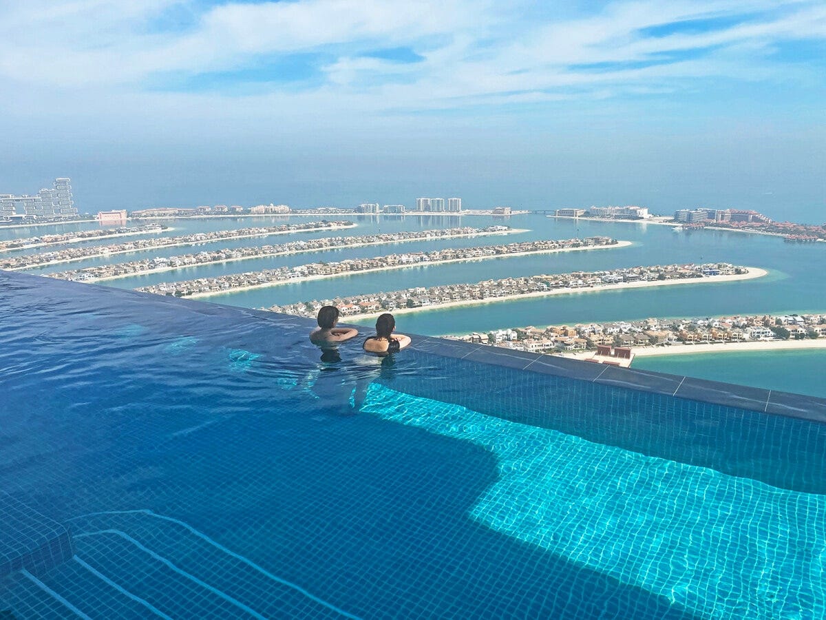 「オーラ・スカイプール」。絶景を見ながら水中で足ったり歩いたりするだけでも健康的