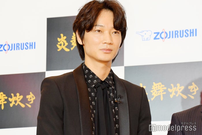 綾野剛 ギター演奏中 クールショットにファン悶絶 破壊力ハンパない 色気が溢れてる の声 モデルプレス