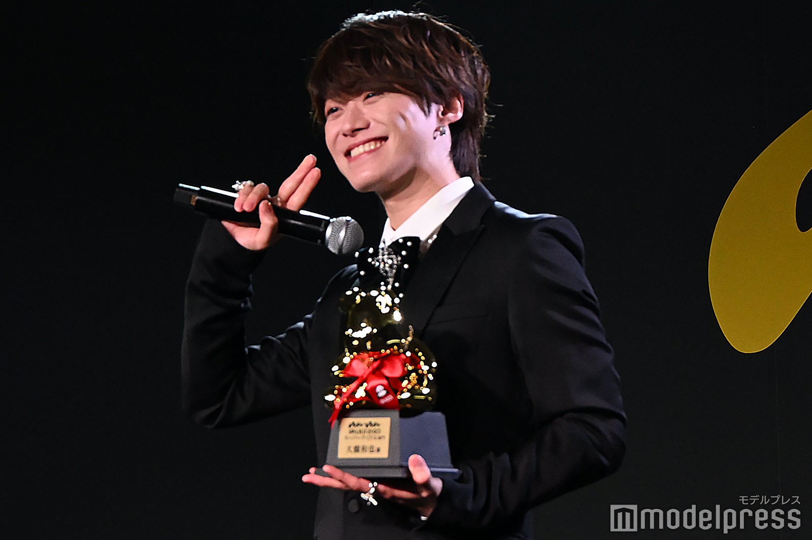 片手ちゅきちゅきポーズをする大橋和也（C）モデルプレス