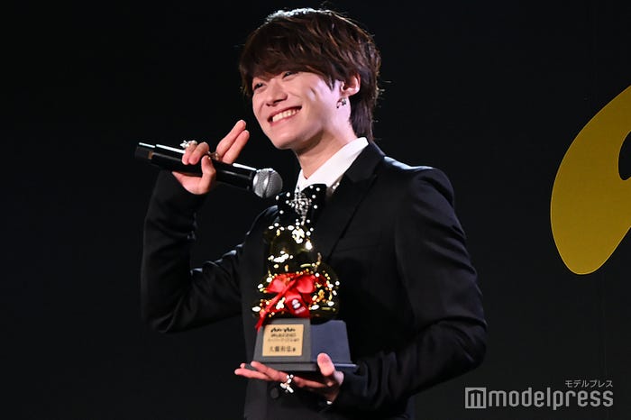 片手ちゅきちゅきポーズをする大橋和也(C)モデルプレス