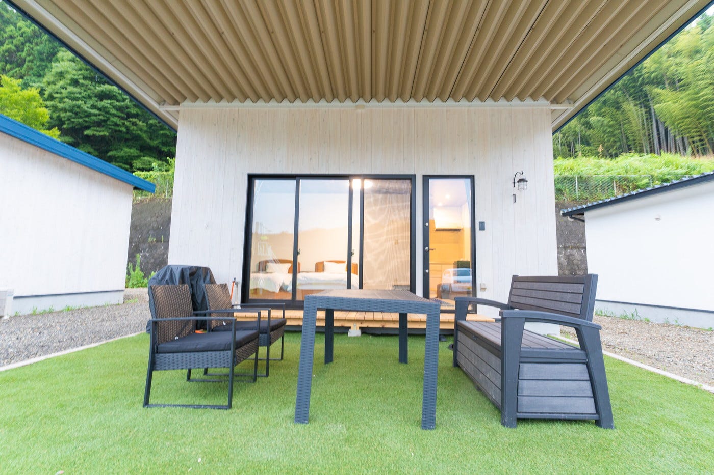 栃木に“廃校”アウトドア・飲食施設「那須ユートピア」教室ルームで宿泊、職員室カフェやサウナも