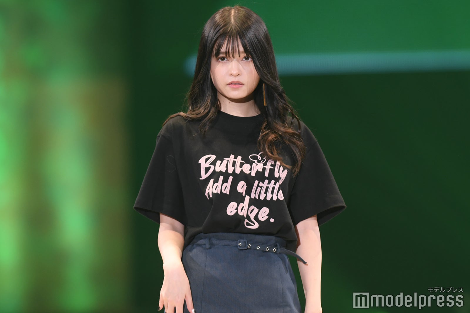 景井ひな、ミニスカから美脚スラリ 大ぶりピアスがアクセント【札幌コレクション2024SS】