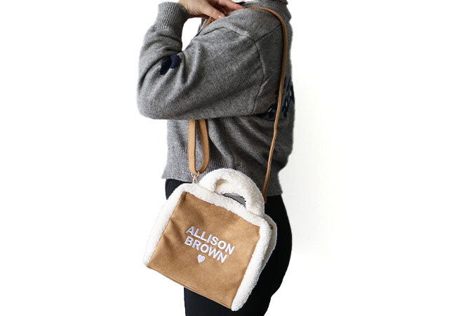 宝島社雑誌付録sweet2025年12月号特別号otonaSWEETのアリソンブラウンのロゴ刺繡入りボアポシェット2