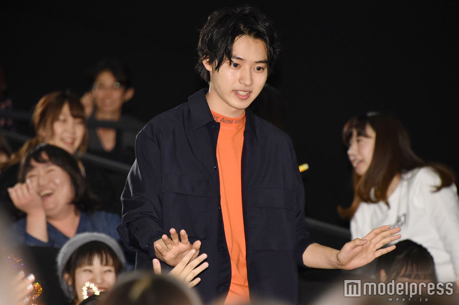 客席の間から登場した山崎賢人 （C）モデルプレス