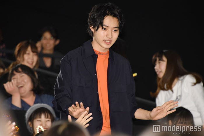 客席の間から登場した山崎賢人 (C)モデルプレス