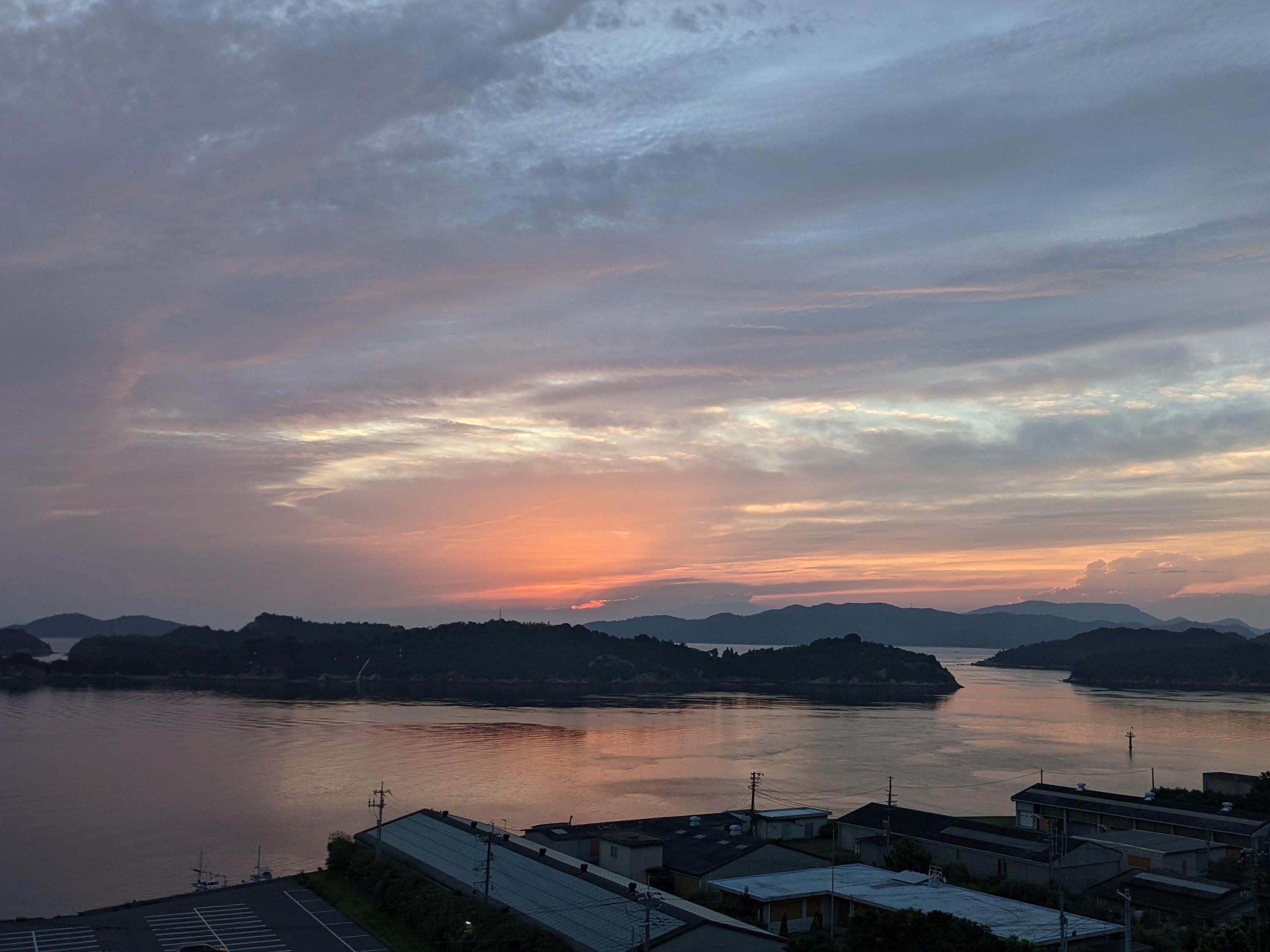 多島美の瀬戸内海。刻一刻と変わる景色は万博と重なる。島々を舞台に瀬戸内国際芸術祭2025が開催中<span