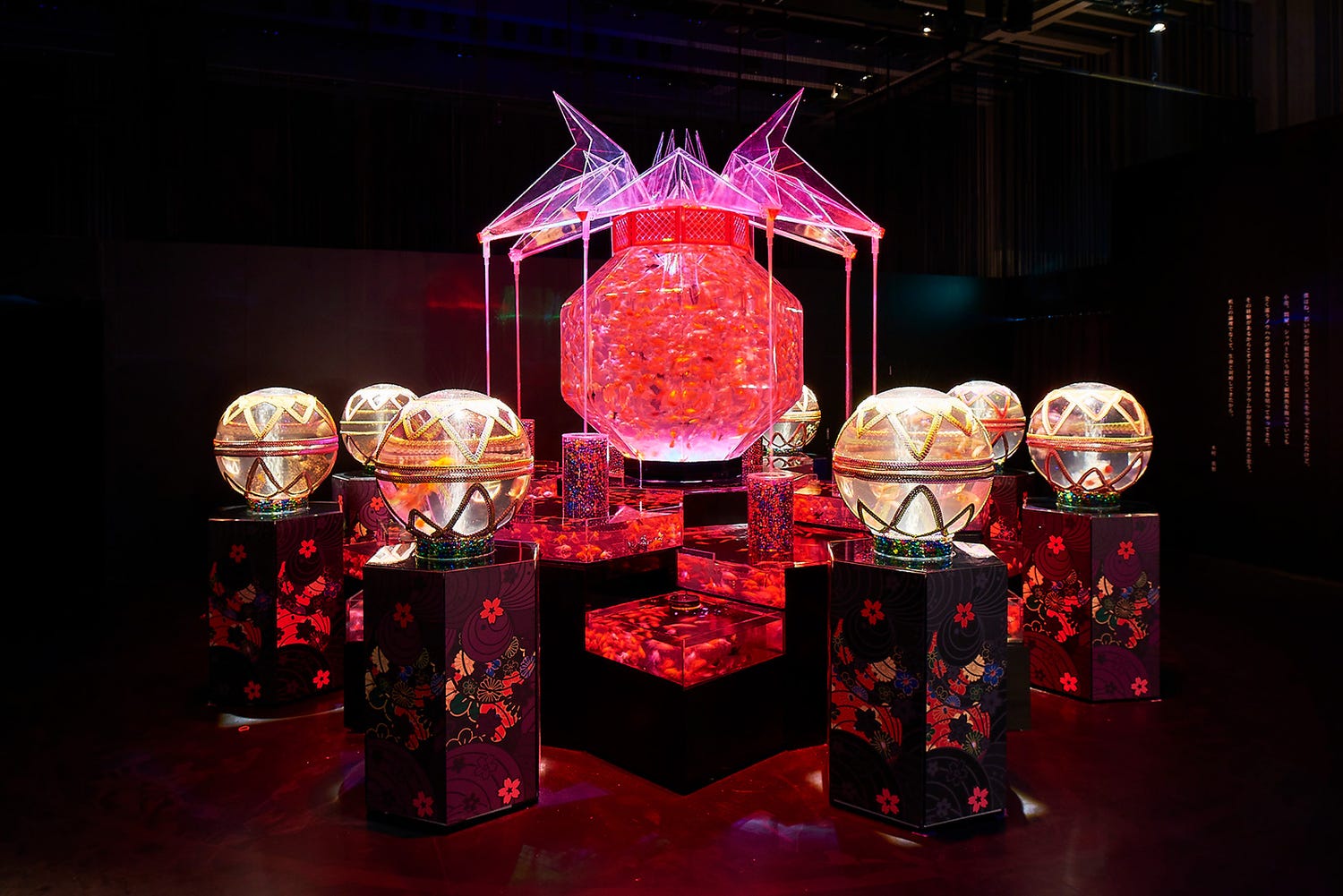 「アートアクアリウム2017」“龍宮城”に金魚8,000匹が舞う 盆踊りや縁日集う夏祭りも初開催