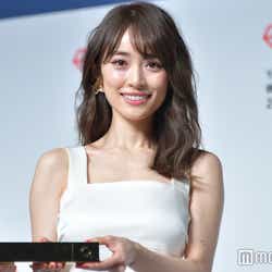 モデルプレス - 泉里香「新しい興奮を覚えた」タイト白ドレスで美脚輝く