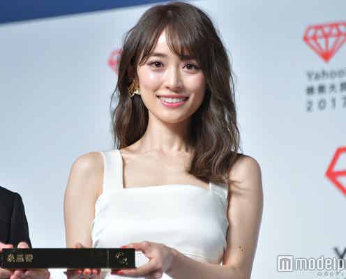 泉里香「新しい興奮を覚えた」タイト白ドレスで美脚輝く