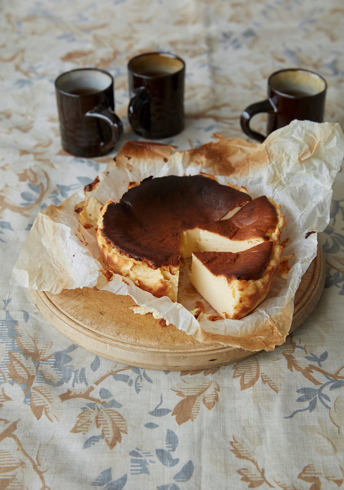 鈴木沙織「毎日食べてもやせられる！魔法のやせスイーツ」P020 バスクチーズケーキ（提供写真）