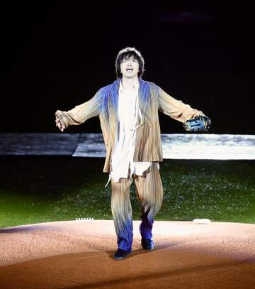 「カッコ良すぎてエグい」エスコン降臨の人気歌手のパフォーマンスに球場騒然 3曲熱唱ライブ→そのままファーストピッチでノーバン投球「すごくね？」「口から音源すぎる」