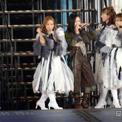 板野友美と相笠萌／「AKB48 2013真夏のドームツアー～まだまだ、やらなきゃいけないことがある～」東京ドーム最終公演（8月25日）