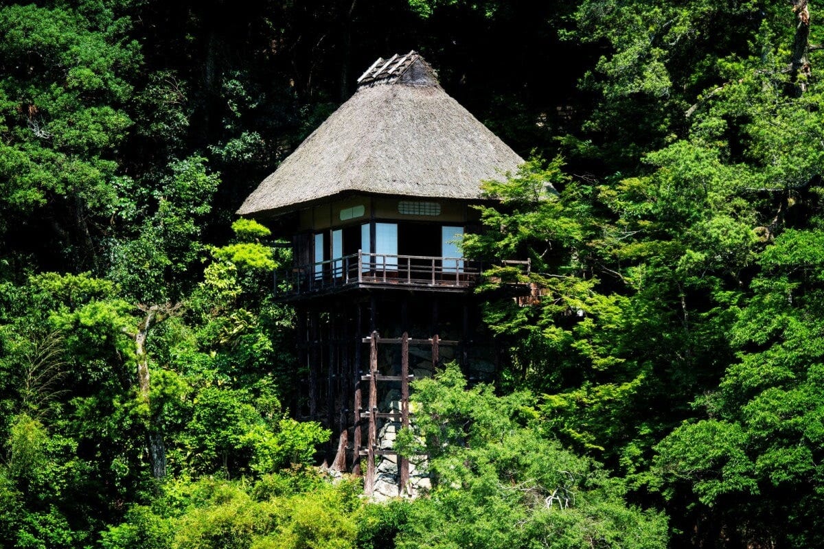 臥龍山荘の不老庵は、臥龍淵を眼下に見る崖の上に建つ。数寄屋造りで月あかりを考えたつくり