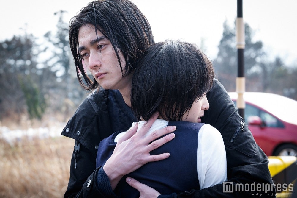 柳俊太郎、ずぶ濡れで清野菜名を抱きしめる　水も滴るイケメンぶり発揮