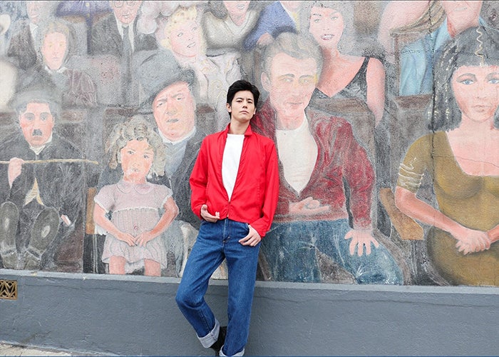 ミステリーハンターを務める岩永徹也（C）TBS