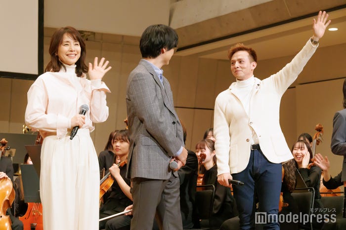 石田ゆり子、見つめ合う玉山鉄二&満島真之介(C)モデルプレス