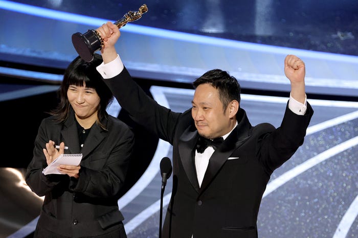 トロフィーを受け取った濱口竜介監督/Photo by Getty Images