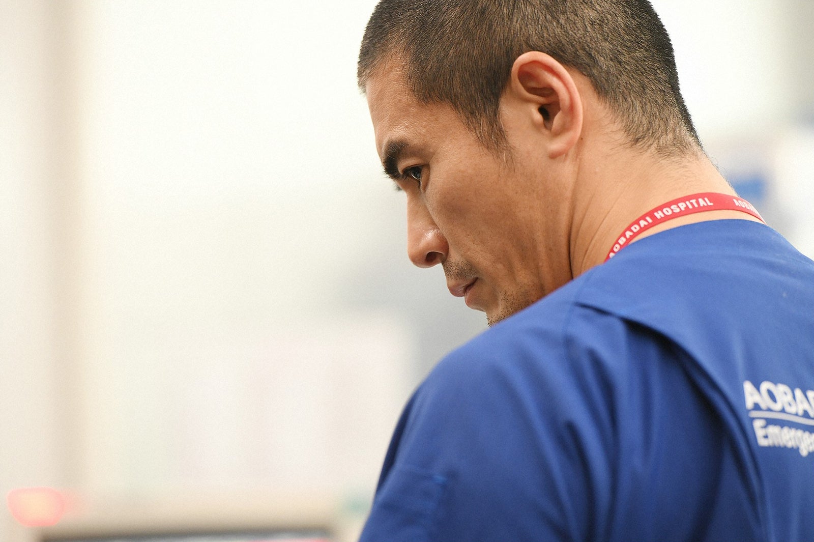 伊藤英明／「病室で念仏を唱えないでください」第2話より（C）TBS