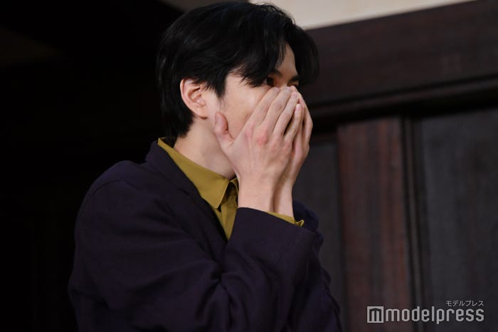 口元を当ててもらうため、必死に隠す渡邊圭祐(C)モデルプレス