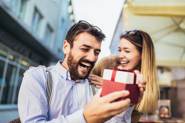 彼に心から喜んでもらうために 誕生日に何をプレゼントすればいい モデルプレス