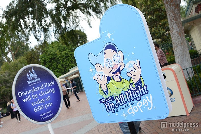 米ディズニーランド60周年記念イベント「ダイヤモンド・セレブレーション」／24時間パークの看板