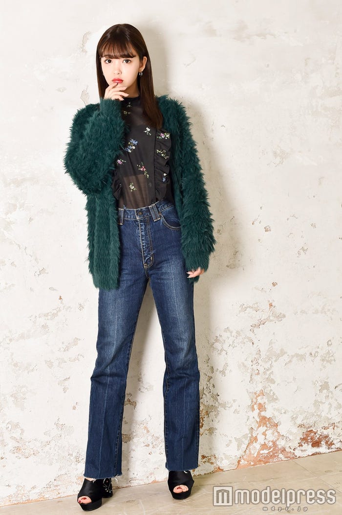 藤田ニコル/トップス:H&M、アウター:MURUA、ジーンズ: SLY、靴:SLY(C)モデルプレス