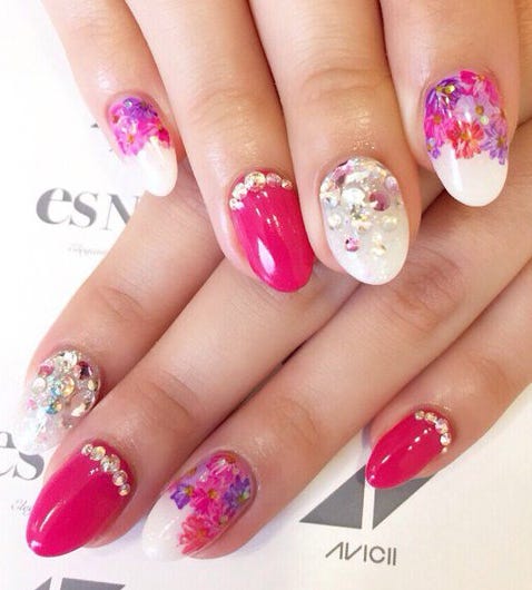 細かいパーツを重ねれば可憐な高級感が(画像提供:esNAIL)