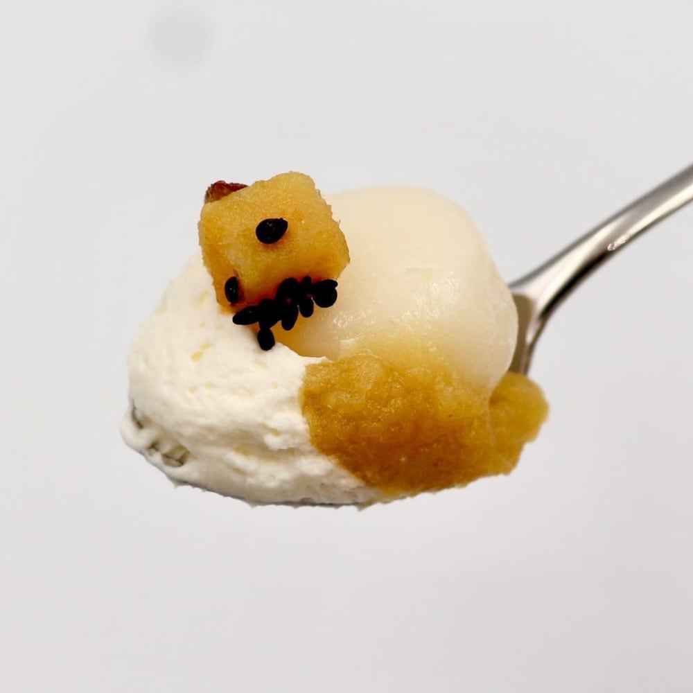 とろ〜りとろける白玉 蜜芋&みるくをスプーンでとった写真