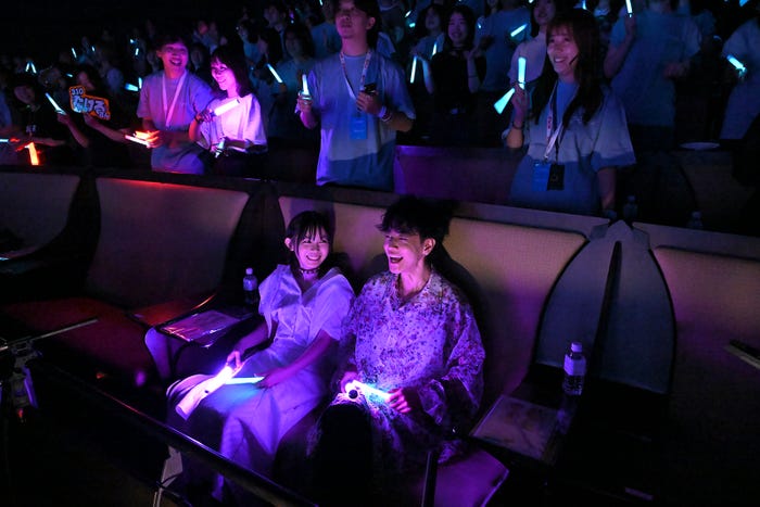 ファンと鑑賞する宮崎優、佐藤健「グラスハート体感上映会」/Netflixシリーズ「グラスハート」 7月31日(木)よりNetflixにて世界独占配信(提供写真)