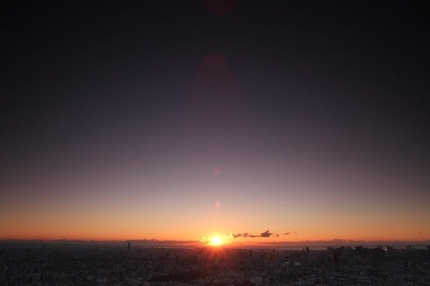 初日の出（スカイサーカス サンシャイン60展望台）／画像提供：サンシャインシティ