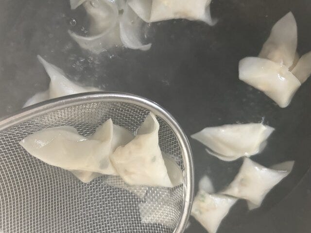 沸騰したお湯にくぐらせ、皮に火が通ったら器に盛り粗熱をとります。