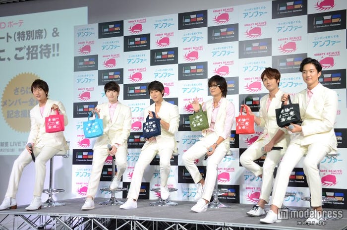 超新星(左から)ユナク、ソンジェ、ソンモ、グァンス、ジヒョク、ゴニル